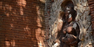 在古老的考古废墟中的印度佛教女性佛像