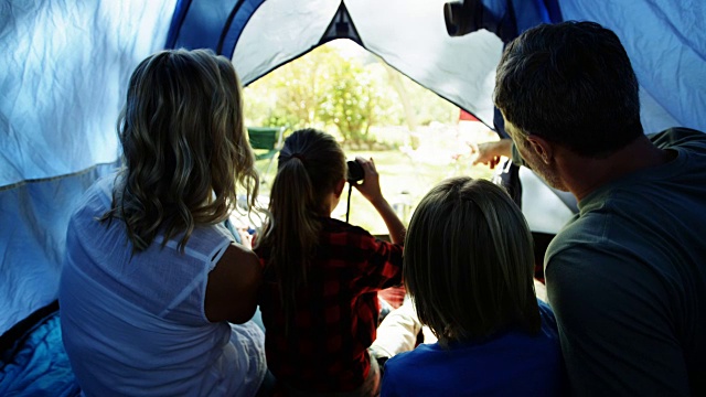 一家人坐在帐篷里用望远镜看4k