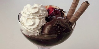 巧克力浆果冰淇淋。