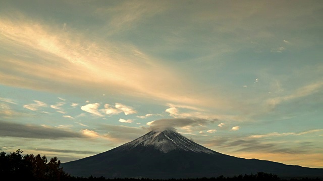 Time Lapse富士山上的飞景，秋日森林阳光照在阳光下很美，无人机拍摄，VDO 4k 30fps。