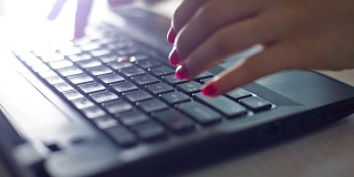 女人的手在键盘上工作