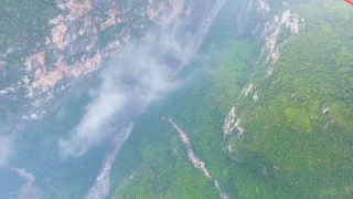 世界上最高的吊桥，北盘江，g惠州，中国。开销空中拍摄视频素材模板下载