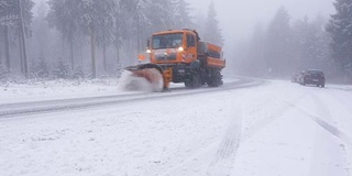 清理道路上的积雪