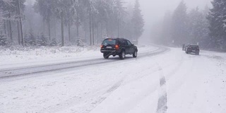 在白雪覆盖的路上开车