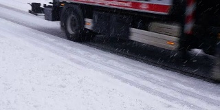 立冬，在白雪覆盖的路上开车