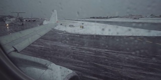 由于下雪的坏天气，机场延误了