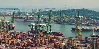4K延时:新加坡港口仓库正在进出口工作，放大