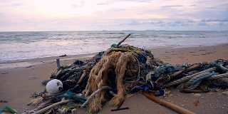 海滩上废弃的渔网破坏环境污染