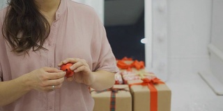 一个女人正抱着一个红色的圣诞树彩球装饰旋转