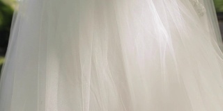 backfround织物。新娘的婚纱是白色薄纱。有选择性的重点