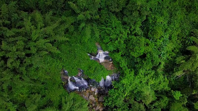 鸟瞰图美丽的热带雨林瀑布在泰国