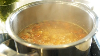 煮汤，慢动作视频素材模板下载