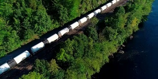 美国宾夕法尼亚州，阿巴拉契亚山脉，利哈伊河沿岸，吉姆·索普附近铁路上的货运列车。空中镜头。