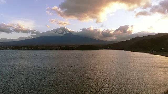 富士山上的鸟瞰图，秋日的森林阳光在阳光下的光线是美丽的，无人机的鸟瞰图，VDO 4k 60fps。