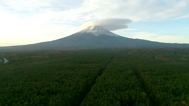 富士山上的鸟瞰图，秋日的森林阳光在阳光下的光线是美丽的，无人机的鸟瞰图，VDO 4k 60fps。