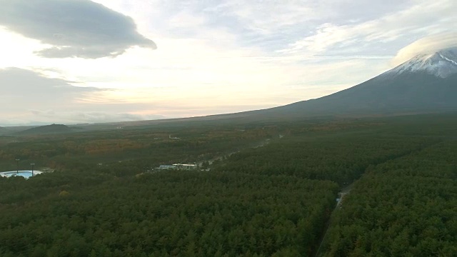 富士山上的鸟瞰图，秋日的森林阳光在阳光下的光线是美丽的，无人机的鸟瞰图，VDO 4k 60fps。