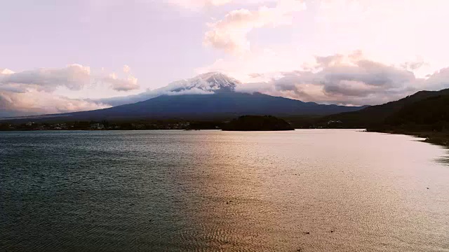 富士山上的鸟瞰图，秋日的森林阳光在阳光下的光线是美丽的，无人机的鸟瞰图，VDO 4k 60fps。