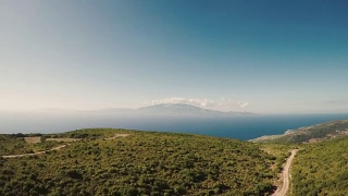 希腊扎金索斯的一片绿地的无人机角度。视频素材模板下载