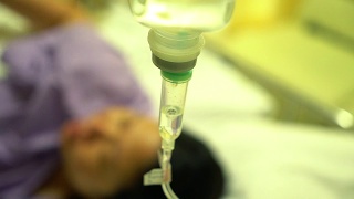 关闭住院病人的生理盐水静脉滴注和输液泵。视频素材模板下载