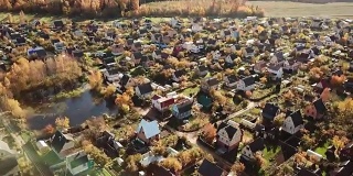 美丽的小村庄或乡镇在秋天的森林。