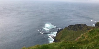 从爱尔兰的莫赫悬崖面向北大西洋