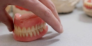 在牙科实验室敲人的牙齿