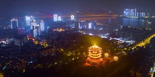 中国夜景时间照亮武汉著名的黄鹤寺空中河滨全景，4k时间流逝