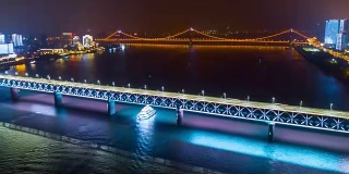 中国夜景时间照亮著名的武汉长江大桥航拍全景，4k时间流逝