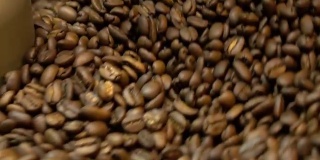 咖啡豆在咖啡烘培器