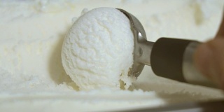 香草冰淇淋被挖出来了。特写镜头。