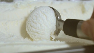 香草冰淇淋被挖出来了。特写镜头。视频素材模板下载