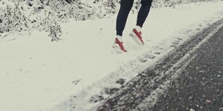 男运动员在雪地上跑步