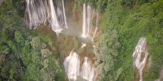 鸟瞰图Thi Lo Su(Tee Lor Su)瀑布在Umphang野生动物保护区，泰国西北部。