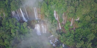 鸟瞰图Thi Lo Su(Tee Lor Su)瀑布在Umphang野生动物保护区，泰国西北部。