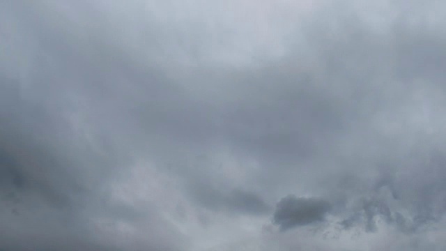 灰色雨云在天空中移动。间隔拍摄