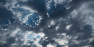 灰色雨云在天空中移动。间隔拍摄