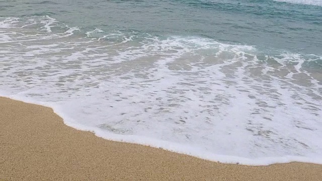 江陵，韩国。海浪在海滩上