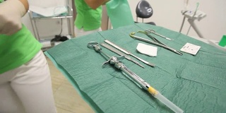 牙科诊所牙科助理准备牙科治疗所需的工具