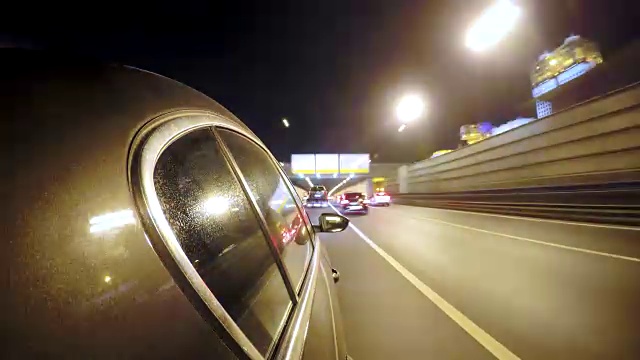 在夜晚的城市街道上开车。模糊的运动时间流逝。