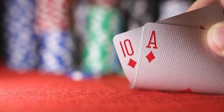 扑克玩家显示良好的卡组合，ace和10在慢动作
