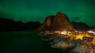 挪威罗浮敦岛哈姆努瓦上美丽的北极光视频素材模板下载