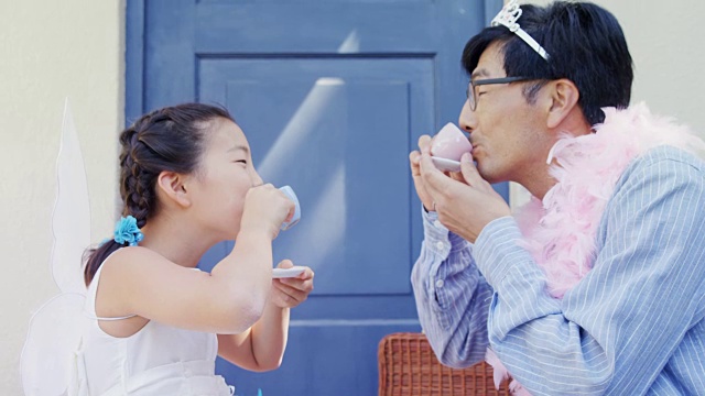 爸爸和女儿穿着仙女服，开着4k的茶话会