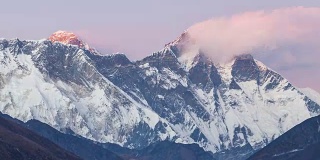 山。珠穆朗玛峰，最高海拔8845米。