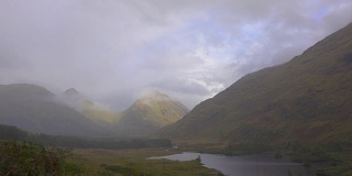 秋天，苏格兰斯凯岛山谷中的湖泊