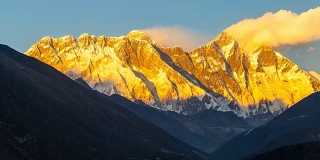 黄金珠穆朗玛峰，喜马拉雅山，通往珠穆朗玛峰大本营之间的景观，尼泊尔。雪山是世界上最高的山峰。
