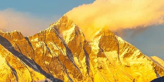 黄金珠穆朗玛峰，喜马拉雅山，通往珠穆朗玛峰大本营之间的景观，尼泊尔。雪山是世界上最高的山峰。