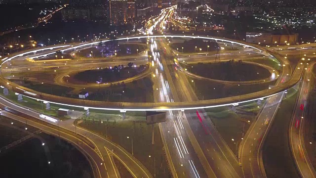 空中时间推移:莫斯科环城公路立交桥上的交通和夜间城市景观