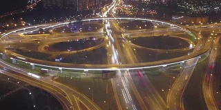 空中时间推移:莫斯科环城公路立交桥上的交通和夜间城市景观