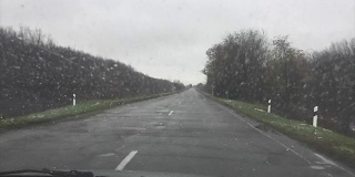 糟糕的沥青车驾驶着下雨的秋天孤独的道路缓慢的户外运动视频