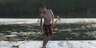 亚洲小男孩玩水